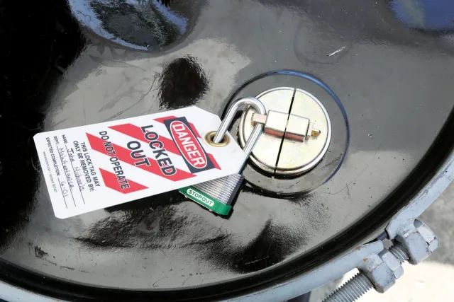 DRUM LOCKOUTS FITS PLASTIC DRUM SET  KDD461